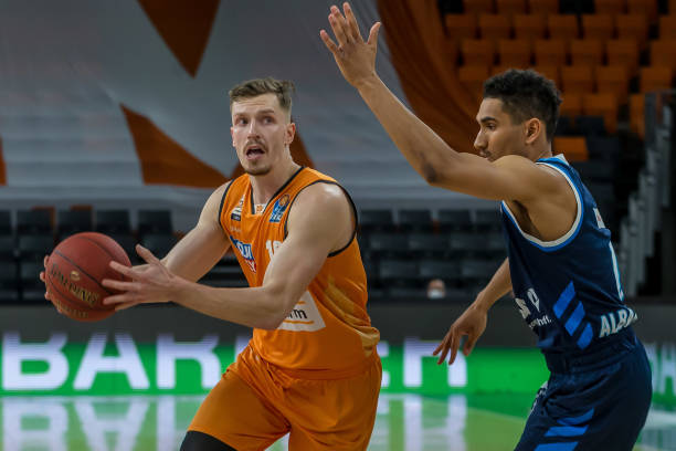 斯逼近禁区 斯逼近禁区