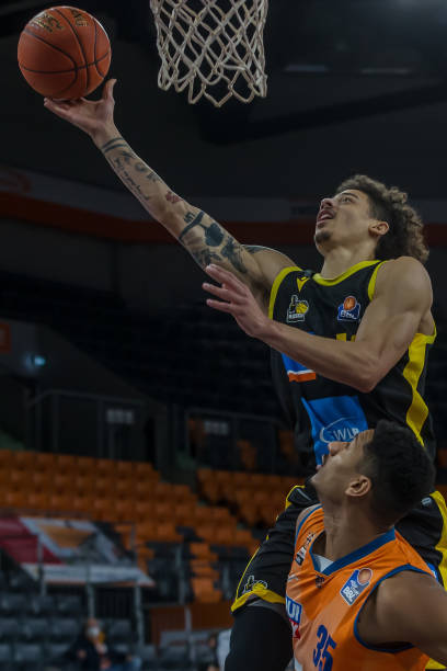 冠征程中屡 冠征程中屡